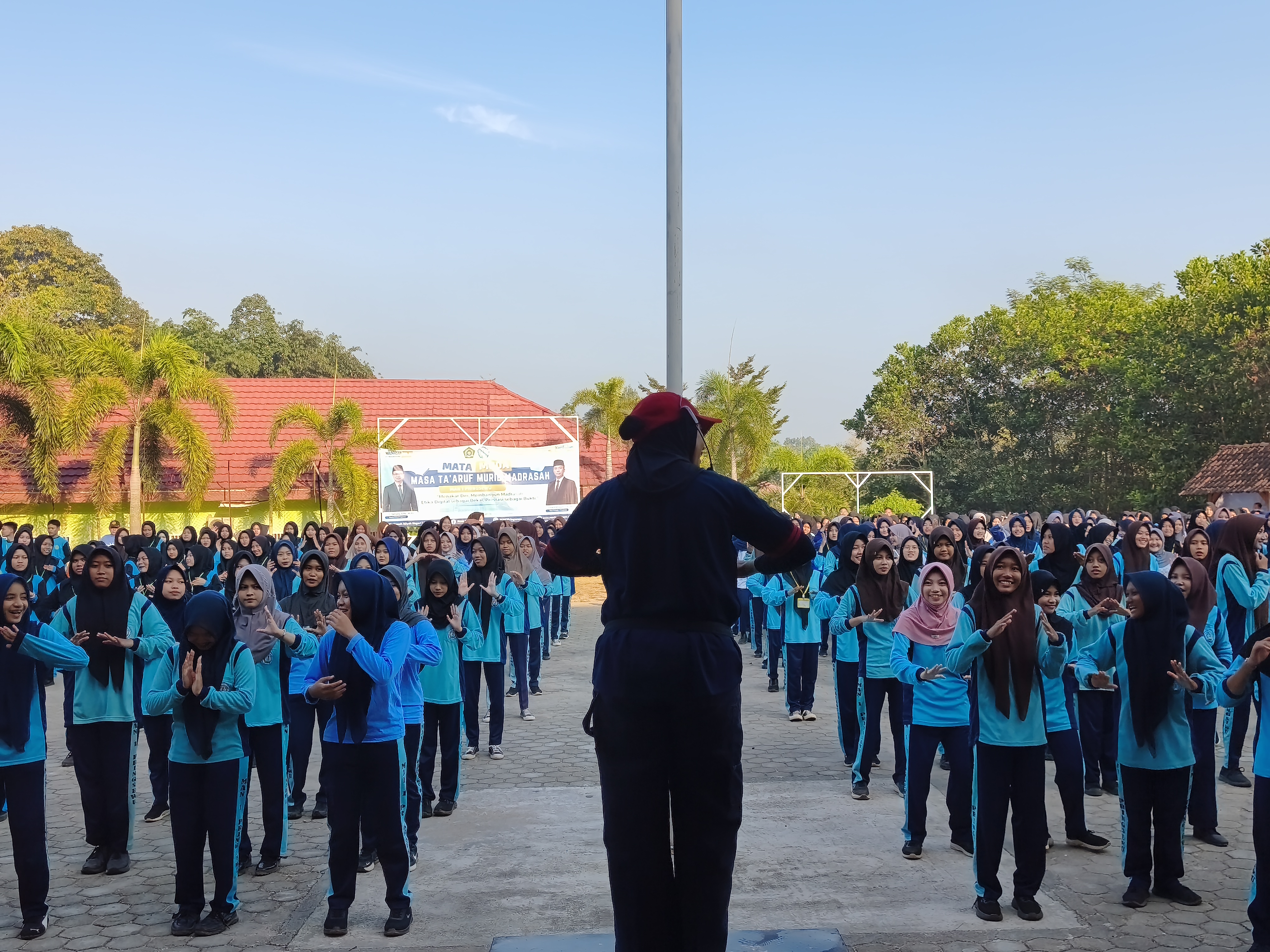 Jaga Kebugaran dan Kebersamaan, Keluarga Besar MAN 1 Pringsewu Gelar Senam Sehat Bersama